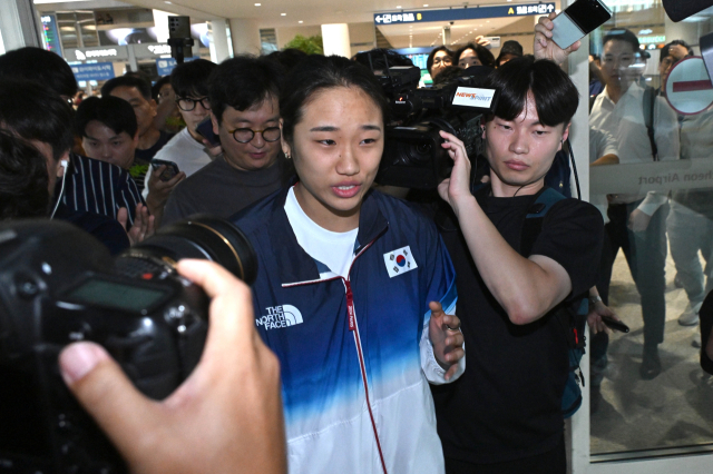 2024 파리올림픽 배드민턴 여자 단식에서 금메달을 차지한 안세영이 7일 오후 인천국제공항을 통해 귀국하고 있다. 연합뉴스