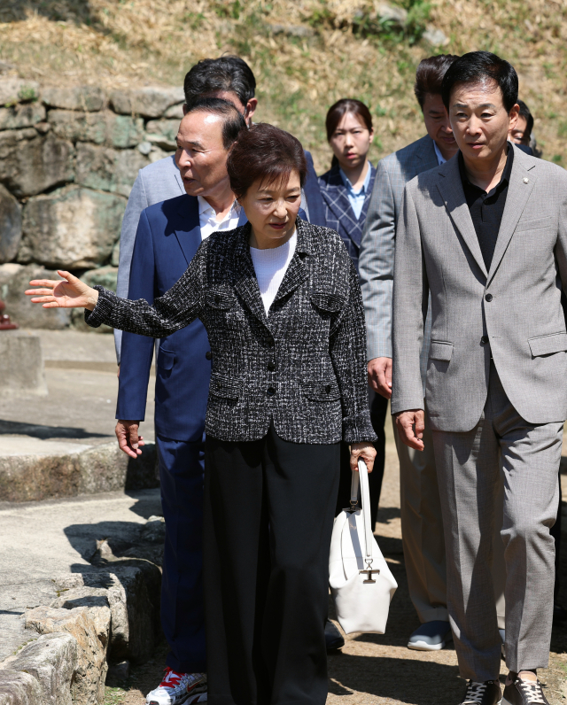 박근혜 전 대통령이 모친인 고 육영수 여사의 서거 50주기를 하루 앞둔 14일 충북 옥천에 있는 어머니 생가를 방문해 둘러보고 있다. 연합뉴스