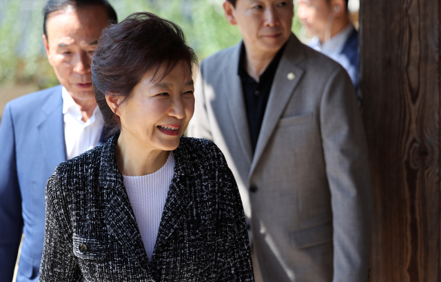 박근혜 전 대통령이 모친인 고 육영수 여사의 서거 50주기를 하루 앞둔 14일 충북 옥천에 있는 어머니 생가를 방문해 둘러보고 있다. 연합뉴스
