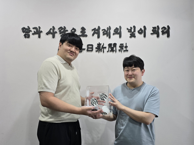 김성원 보드게임카페 21 대표(오른쪽)와 친동생 김치원(왼쪽) 씨가 14일 매일신문사를 방문해 이웃사랑 성금 60만7천원을 전달했다. 김지효 기자