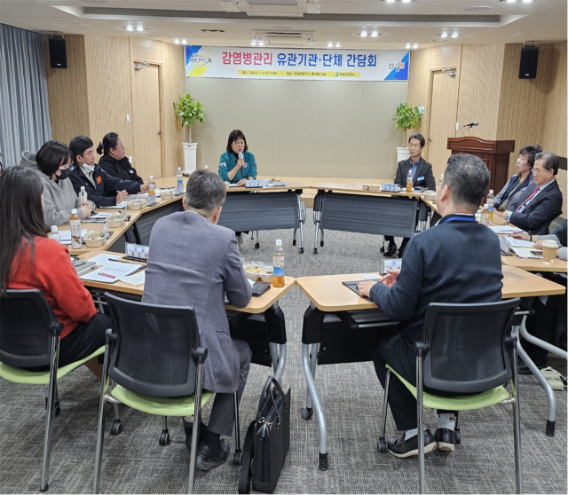 의성군은 보건소 및 유관기관과 함께 감염병 발생 시 대응 방안을 논의하는 토론형 역량 강화 훈련을 진행하고 있다. 의성군 제공.