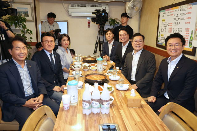 더불어민주당을 비롯한 6개 야당 원내대표들이 13일 서울 여의도의 한 식당에서 만찬회동을 하고 있다. 연합뉴스