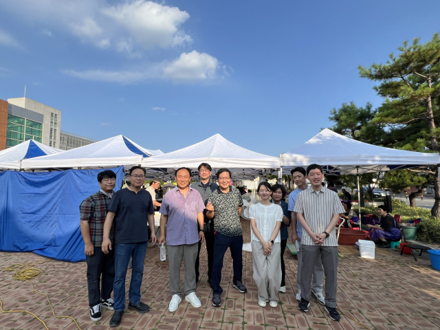 경북환경연수원은 8월 12일, 14일 이틀 간 지역사회 공헌활동을 위해 무료급식 봉사와 헌혈봉사를 실시했다. 경북환경연수원 제공