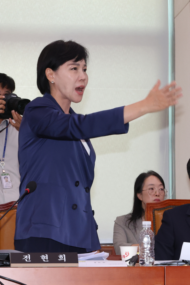 더불어민주당 전현희 의원이 14일 오전 국회 법제사법위원회에서 열린 김영철 서울북부지검 차장검사 