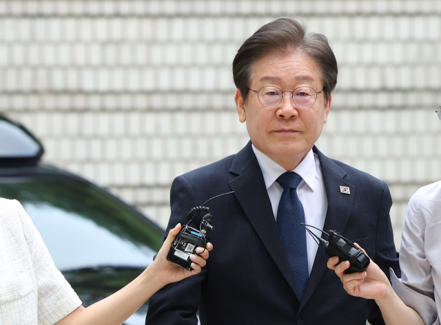더불어민주당 이재명 전 대표가 13일 오전 서울 서초구 서울중앙지방법원에서 열리는 