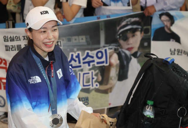 2024 파리 올림픽에서 사격 10m 공기권총 은메달을 따낸 김예지가 7일 인천국제공항을 통해 귀국하고 있다. 연합뉴스