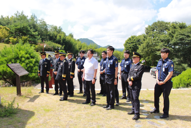 경북북부제1교도소 최진규 소장과 각 부서장들, 신규 임용직원들이 지난 14일 항일구국운동을 한 신돌석 장군 유적지를 찾아 둘러보고 있다. [사진=경북북부제1교도소]
