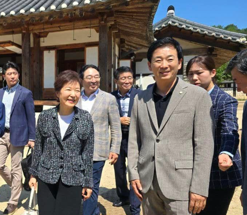 14일 충북 옥천 고 육영수 여사 생가에 방문한 박근혜 전 대통령과 유영하 국민의힘 의원. 유영하 의원 페이스북