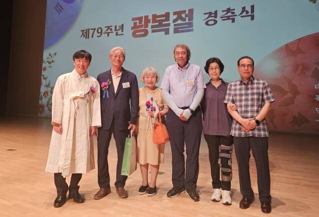경북북부보훈지청은 15일 제79주년 광복절 경축식에서 항일 독립운동 공적이 새롭게 확인돼 3명의 후손들에게 대통령 표창과 수장을 전수했다. 경북북부보훈지청 제공