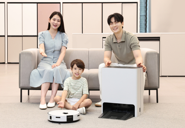 모델들이 물걸레 일체형 로봇청소기 