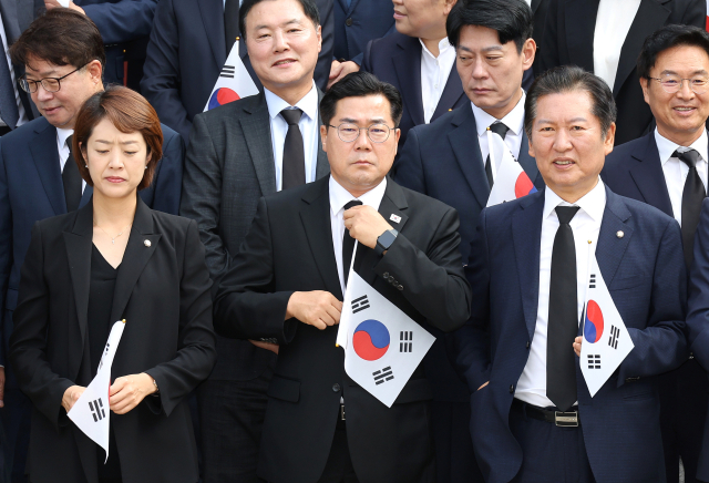 더불어민주당 박찬대 대표 직무대행 겸 원내대표(가운데)가 제79주년 광복절인 15일 오전 서울 효창공원 내에 있는 임정요인·삼의사·백범 김구 선생 묘역을 참배하기에 앞서 넥타이를 고쳐 매고 있다. 더불어민주당을 비롯한 야당은 김형석 신임 독립기념관장 임명이 