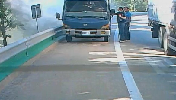 김세아 구미소방서 공단119안전센터 소속 소방위가 지난 15일 출근 중에 차량에 화재가 난 것을 발견하고 차량용 소화기로 초기 진화했다. 구미소방서 제공