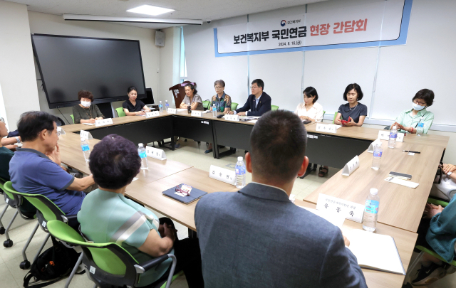 이기일 보건복지부 제1차관이 16일서울 서초구 중앙노인종합복지관에서 노년층 대상 국민연금 간담회를 하고 있다. 연합뉴스
