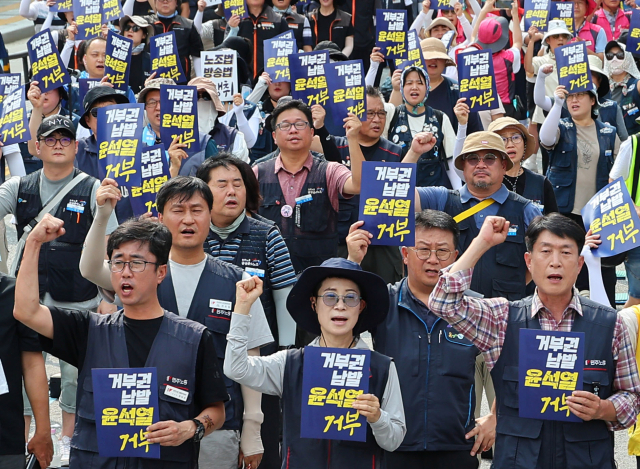 17일 오후 서울 광화문역 인근에서 열린노조법·방송법 쟁취! 8.17 거부권 거부 범국민 대회에서 참가자들이 구호를 외치고 있다. 연합뉴스