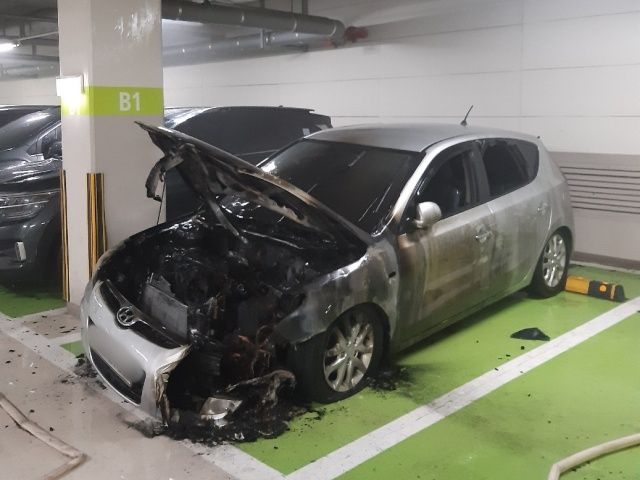 17일 오후 7시 23분쯤 인천 연수구 송도동 한 아파트 지하 주차장에 세워둔 차량에서 불이 났다. 인천소방본부 제공
