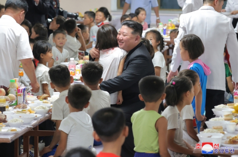 수재민 아이 끌어안은 김정은…'애민' 지도자 부각