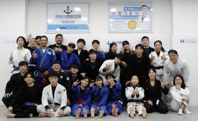 주짓수 국가대표 선수단이 대구에서 전지훈련 중 지역 선수들과 함께 기념 사진을 찍고 있다. KMMA 제공