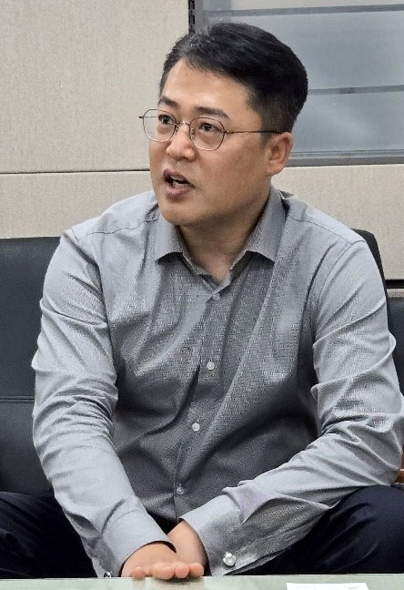 지난 12일 대구 국제사격장 사무실에서 김동후 대구사격연맹 회장이 매일신문과의 인터뷰하고 있다.