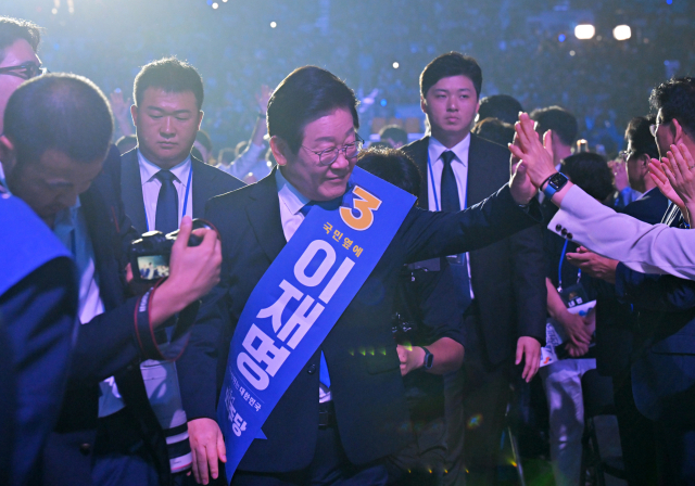 18일 오후 서울 송파구 올림픽공원 KSPO돔에서 열린 더불어민주당 전국당원대회에서 이재명 대표 후보가 입장하고 있다. 연합뉴스
