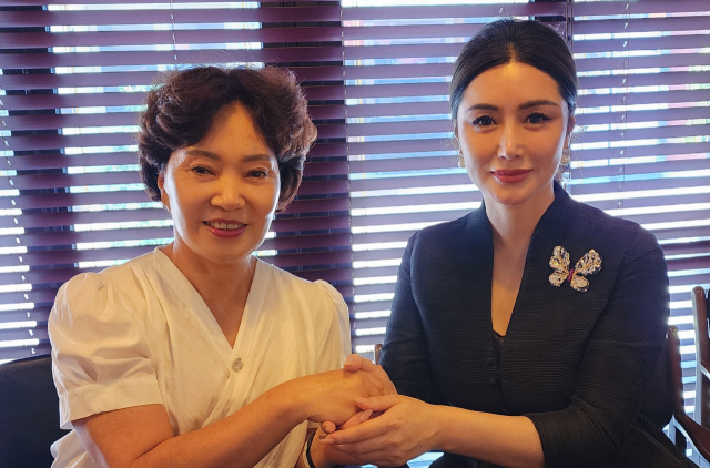 이순삼 여사(왼쪽)와 왕만리 아시아태평양걸출여성연합회장이 손을 맞잡고 있다. 이현주 기자□