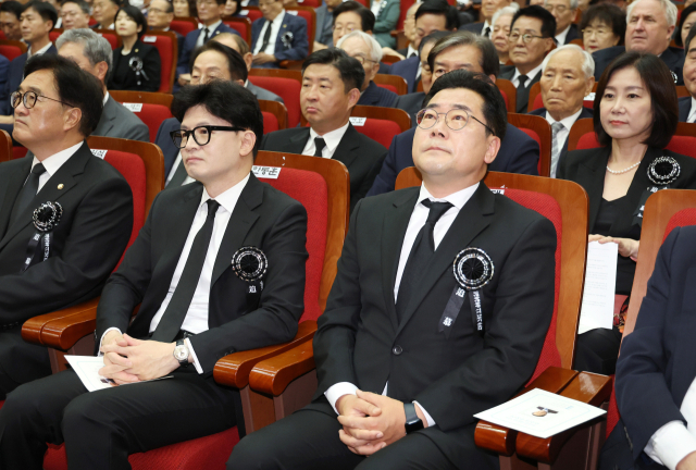 18일 오전 국립서울현충원에서 열린 김대중 전 대통령 서거 15주기 추모식에 국민의힘 한동훈 대표(앞줄 왼쪽 두번째)와 더불어민주당 박찬대 대표 직무대행 겸 원내대표(앞줄 왼쪽 세번째) 등 여야 정치인들이 참석해 자리하고 있다. 연합뉴스