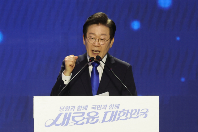더불어민주당 당대표 연임이 확정된 이재명 대표가 18일 오후 서울 송파구 올림픽공원 KSPO돔에서 열린 전국당원대회에서 수락연설을 하고 있다. 연합뉴스