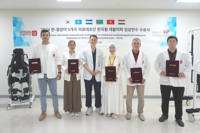 정태두 칠곡경북대병원 재활의학과 교수와 중앙아시아 5개국 의료대표단이 수료식 개최기념 사진을 촬영하고 있다. 칠곡경북대병원 제공.
