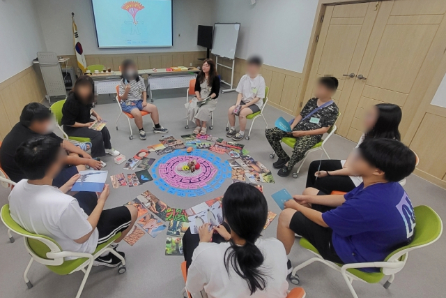 창녕군통합사례관리가구 아동·청소년을 대상으로 비폭력대화 교육을 진행하고 있는 모습. 창녕군 제공