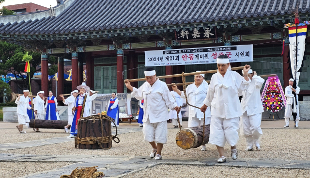 (사)안동제비원성주풀이보존회가 18일 안동웅부공원에서 성주굿 공개 시연 행사를 가졌다. 엄재진 기자