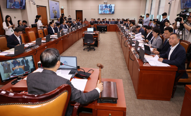 19일 오전 국회에서 열린 산업통상자원중소벤처기업위원회 전체회의에서 국민의힘 소속 이철규 위원장이 의사봉을 두드리고 있다. 연합뉴스