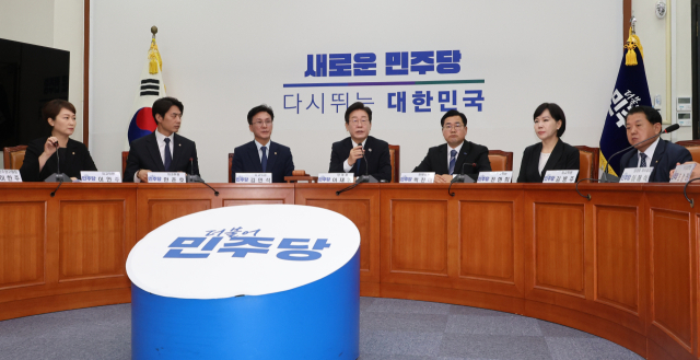 더불어민주당 이재명 대표가 19일 오전 국회에서 열린 최고위원회의를 주재하고 있다. 왼쪽부터 이언주·한준호·김민석 최고위원, 이재명 대표, 박찬대 원내대표, 전현희·김병주 최고위원. 연합뉴스
