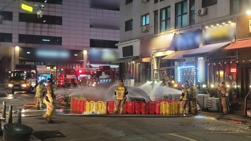 용인 노상에서 일어난 테슬라 화재 진압 모습. 연합뉴스