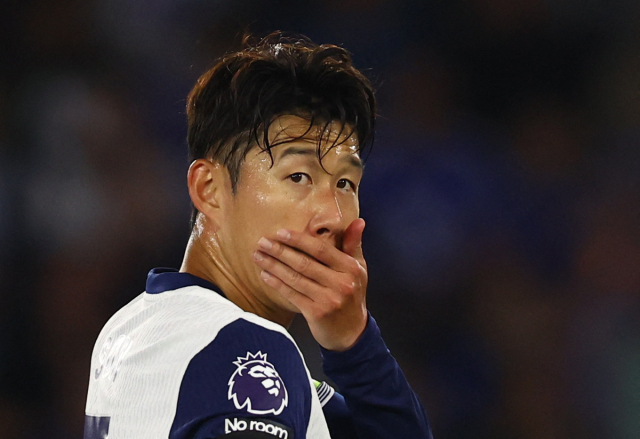 토트넘의 손흥민이 20일 영국 레스터의 킹파워 스타디움에서 열린 2024-2025 EPL 1라운드 레스터시티와의 경기 도중 동료 로드리고 벤탄쿠르가 쓰러져 있자 안타까워 하고 있다. 연합뉴스