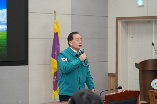 하윤수 부산시교육감이 20일 오전 시교육청 별관 6층 국제회의실에서 2024 을지연습 상황보고 및 전시 주요현안을 논의하고 있다. [사진=부산교육청]
