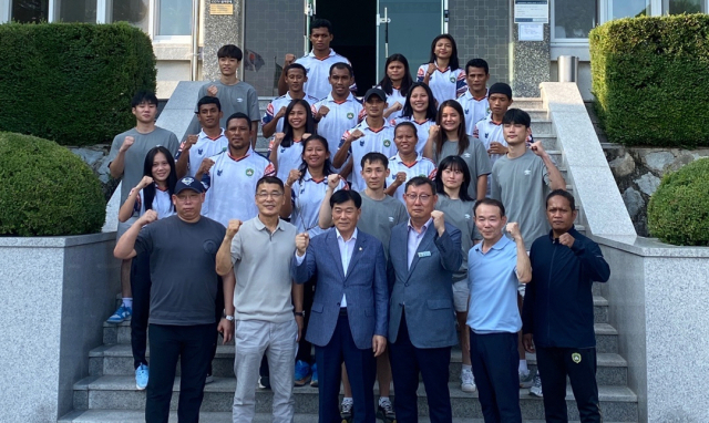 영주시의회를 방문한 인도네시아 서자바주 복싱팀 선수들과 영주시복싱협회, 영주시의회 관계자들이 파이팅을 외치고 있다. 마경대 기자