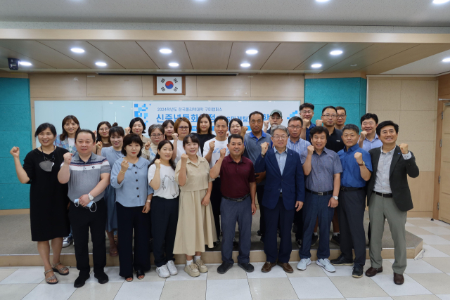 지난 19일 열린 신중년특화과정 입학식에서 입학생들이 단체사진을 찍고 있다. 구미 폴리텍 대학 제공