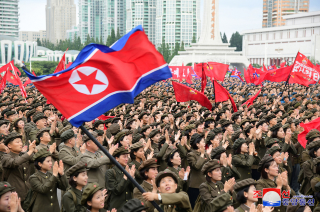 김정은 북한 국무위원장이 참석한 가운데 평안북도 피해복구 전구에 파견되는 백두산영웅청년돌격대 진출식이 지난 6일 평양에서 진행됐다고 조선중앙통신이 7일 보도했다. [국내에서만 사용가능. 재배포 금지. For Use Only in the Republic of Korea. No Redistribution] 연합뉴스