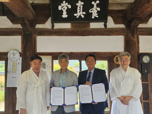 20일 안동화회마을 양진당. 류열하(왼쪽 두번째) 하회마을보존회 이사장, 박기현(세번째) KT경북북부지사장이 