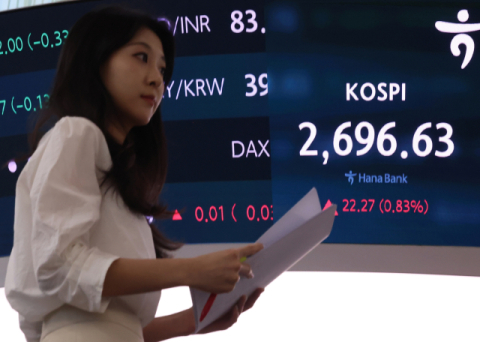 코스피 장중 2,700선 뚫었다… 원·달러 환율은 5개월 만에 최저