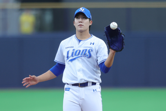 삼성 라이온즈의 원태인이 20일 포항에서 열린 두산 베어스와의 경기 도중 포수가 던져준 공을 받으며 생각에 잠겨 있다. 삼성 제공