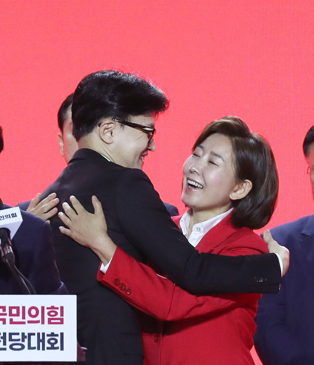 국민의힘 한동훈 대표가 지난 7월 23일 경기도 고양시 킨텍스에서 열린 국민의힘 제4차 전당대회에서 개표결과 발표 후 나경원 의원과 포옹하고 있다. 연합뉴스