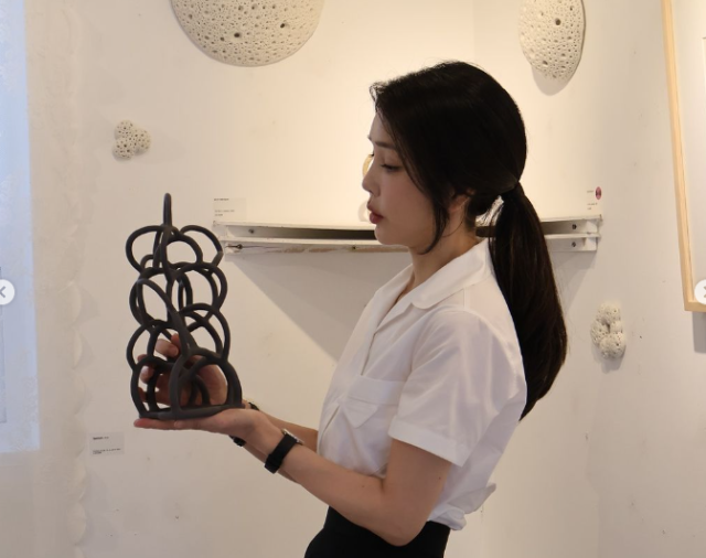 부산 감천문화마을의 한 전시장을 찾은 김건희 여사 도예가 공민지 씨의 작품을 보고 있다. 아우라지 스튜디오 인스타그램