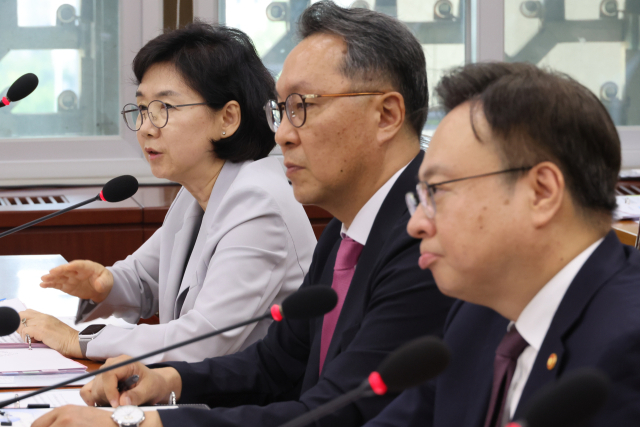 20일 오후 국회에서 열린 보건복지위원회 전체회의에서 지영미 질병관리청장이 코로나19 재확산 대책과 관련해 위원 질의에 답하고 있다. 왼쪽부터 지영미 질병청장, 박민수 보건복지부 2차관, 조규홍 보건복지부 장관. 연합뉴스