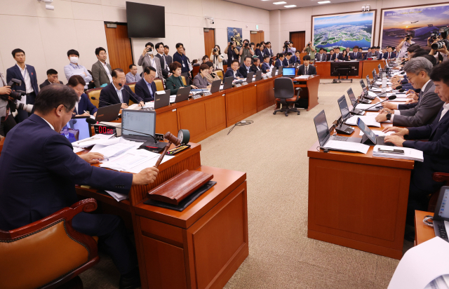 국회 국토교통위원회 맹성규 위원장이 21일 국회에서 열린 전체회의에서 의사봉을 두드리고 있다. 국토위는 이날 전세사기특별법 개정안을 여야 합의로 처리했다. 연합뉴스