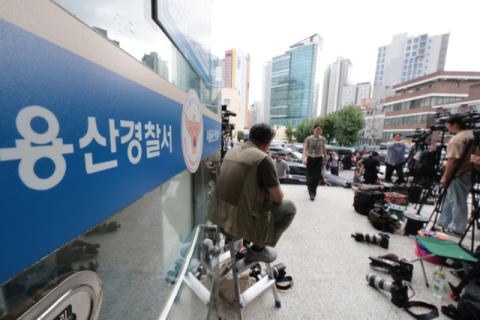 지난 22일 서울 용산경찰서 별관에서 취재진이 만취 상태로 전동스쿠터를 몬 혐의를 받는 그룹 방탄소년단(BTS)의 슈가의 경찰 출석에 대기하고 있다. 연합뉴스