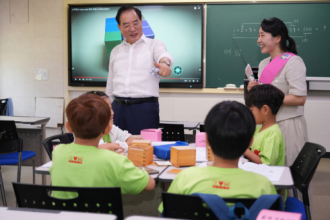 하윤수 부산시교육감, '다시, 수학!' 학습지원 튜더링 캠프 참관