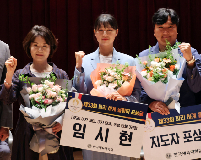 23일 서울 송파구 한국체육대학교에서 열린 본교 파리올림픽 선수단 환영식에서 김진호 교수와 임시현 선수가 포상금 기념 촬영을 하고 있다. 연합뉴스