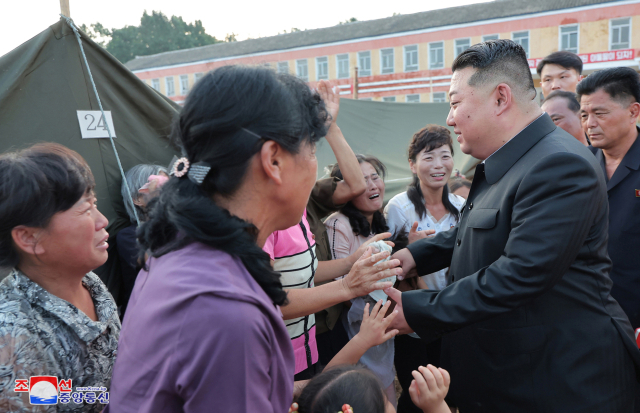 김정은 북한 국무위원장이 평안북도, 자강도, 양강도 등에서 지난달 말 수해로 집을 잃은 어린이와 학생, 노인, 환자, 영예 군인 등을 평양으로 데려가 피해복구 기간 지낼 곳을 마련해주겠다고 밝혔다. 김 위원장은 지난 8∼9일 평안북도 의주군 수해지역을 찾아 폭염 속에 천막으로 만든 임시거처에서 지내는 이재민들을 위로하고 이런 조치를 발표했다. 연합뉴스