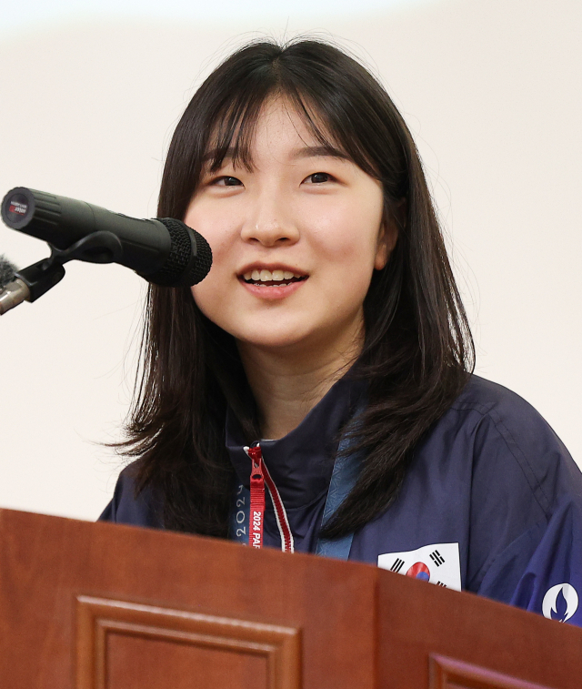 2024 파리 올림픽 사격 10m 공기소총에서 금메달을 딴 반효진이 지난 12일 오전 모교인 대구체육고등학교에서 열린 환영식에서 소감 발표를 하고 있다. 연합뉴스