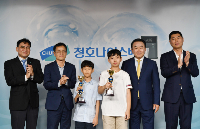 시상식 기념 단체사진(오른쪽 두번째 정휘철 청호나이스 부회장)